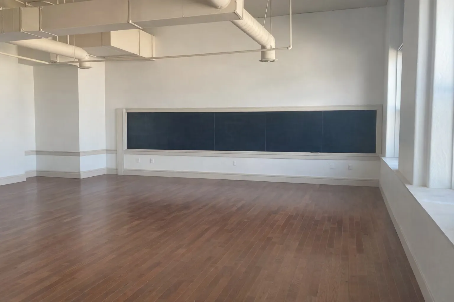 Back wall, Suite 202